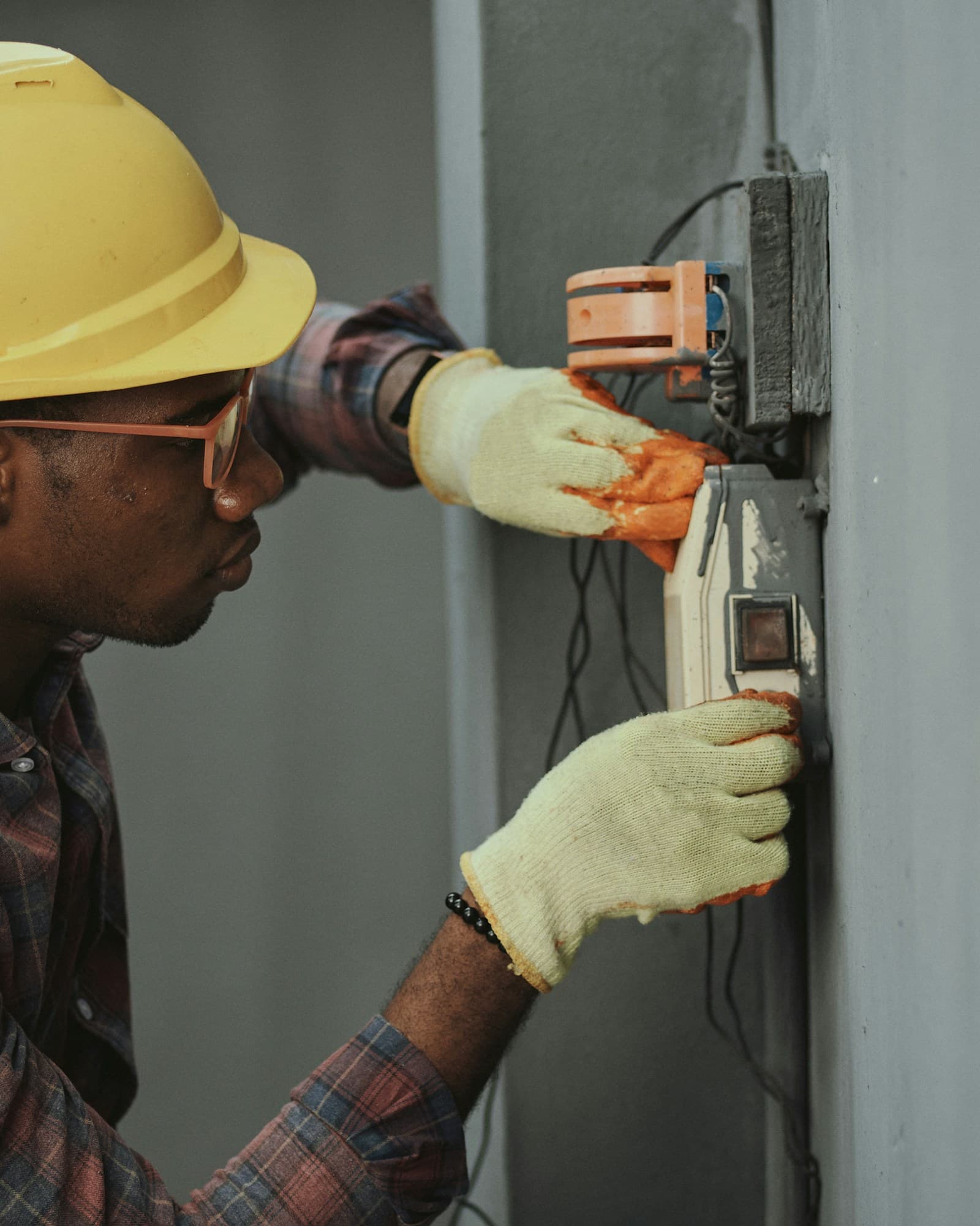 Elektrik tööl, keskendunud oma ülesandele